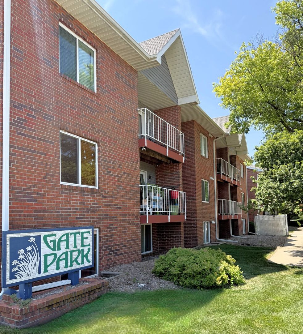 Lincoln Apartment: 6401 Vine Street