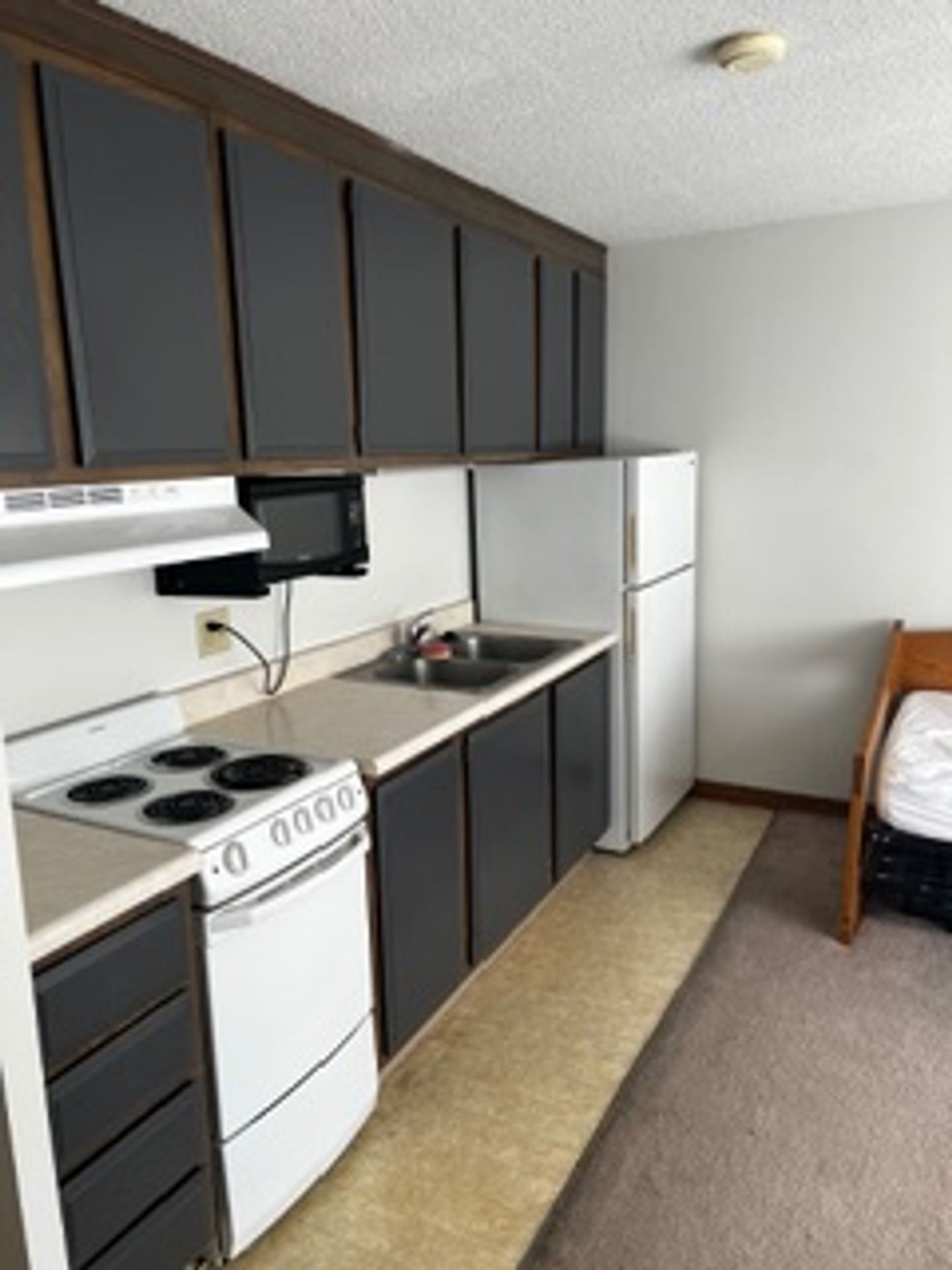 Lincoln Apartment: 1201 Lincoln Mall