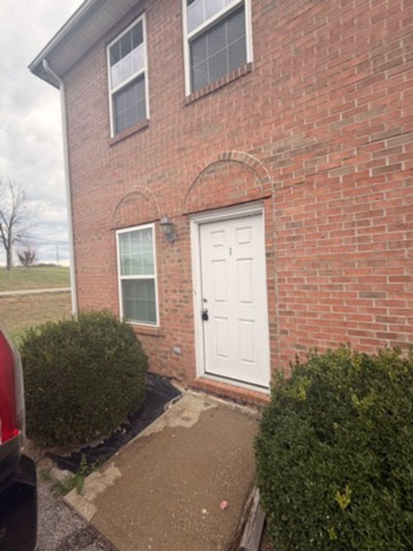 London Apartment: 13 Crescent View Drive