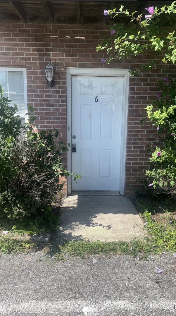London Apartment: 13 Crescent View Drive