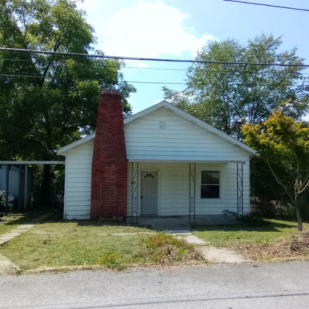 Corbin House: 609 W 2nd St