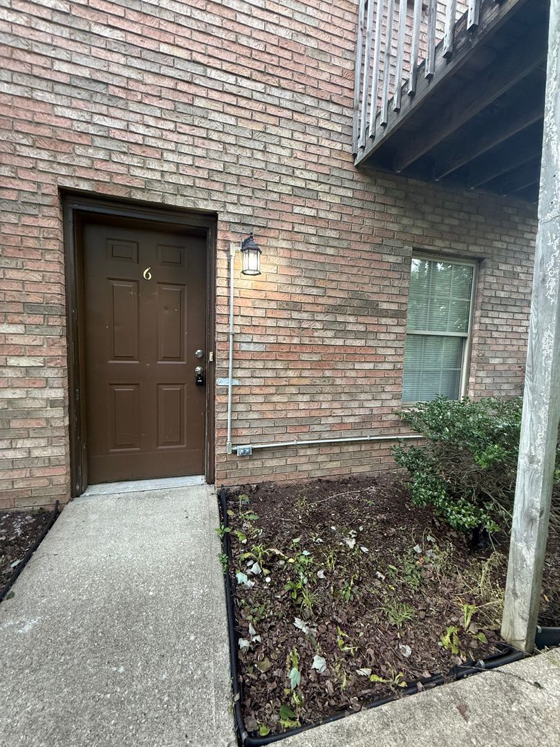 London Apartment: 13 Crescent View Drive