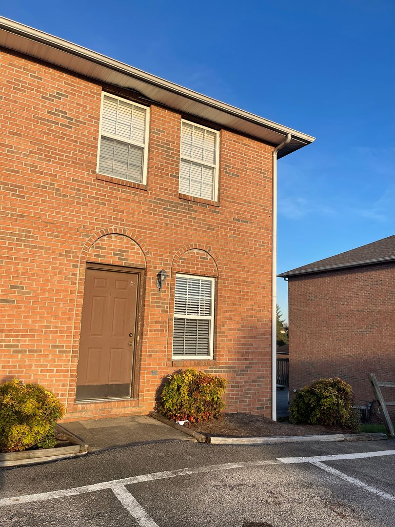 London Apartment: 13 Crescent View Drive