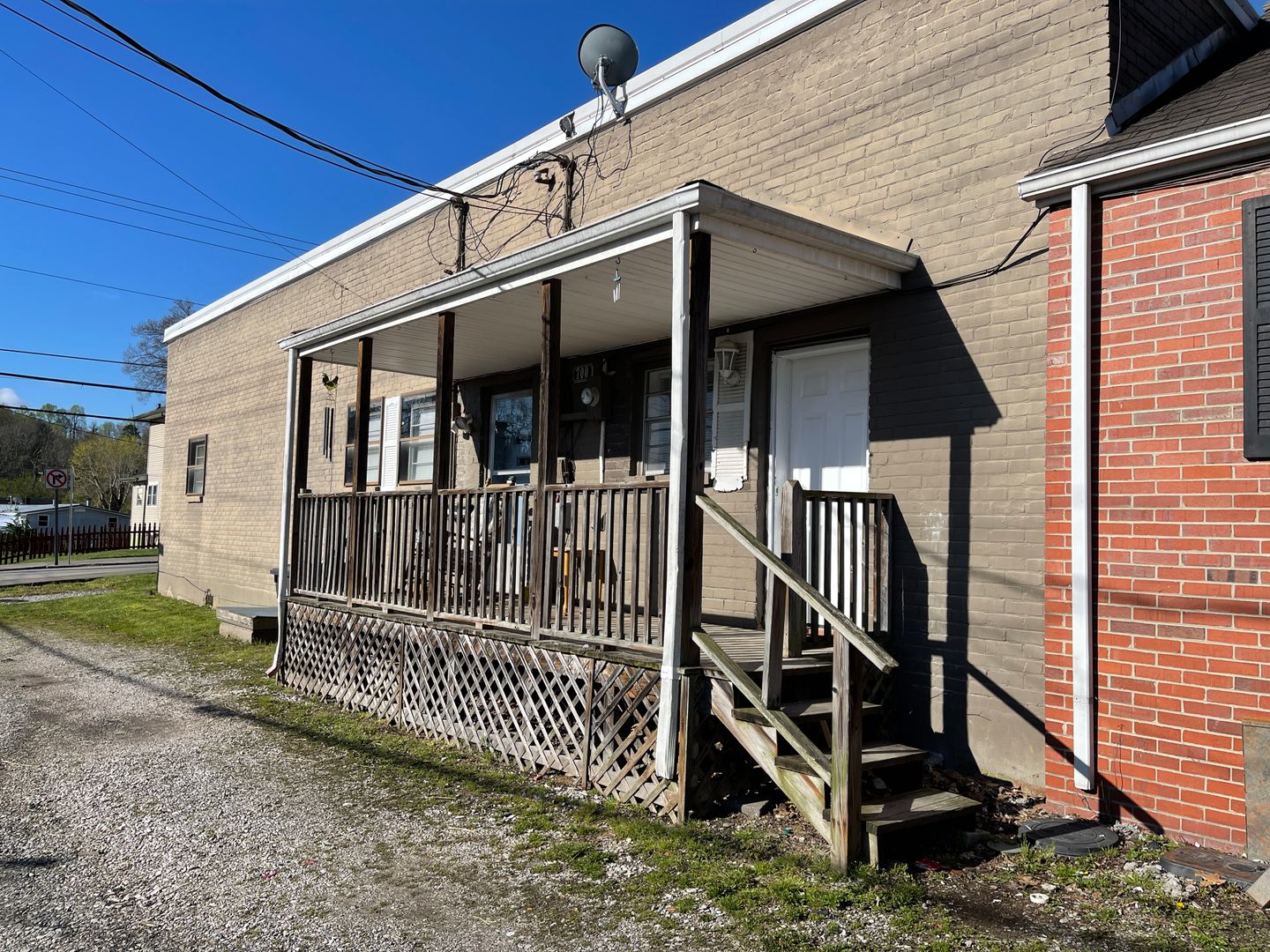 Corbin Apartment: 700 W 5th Street