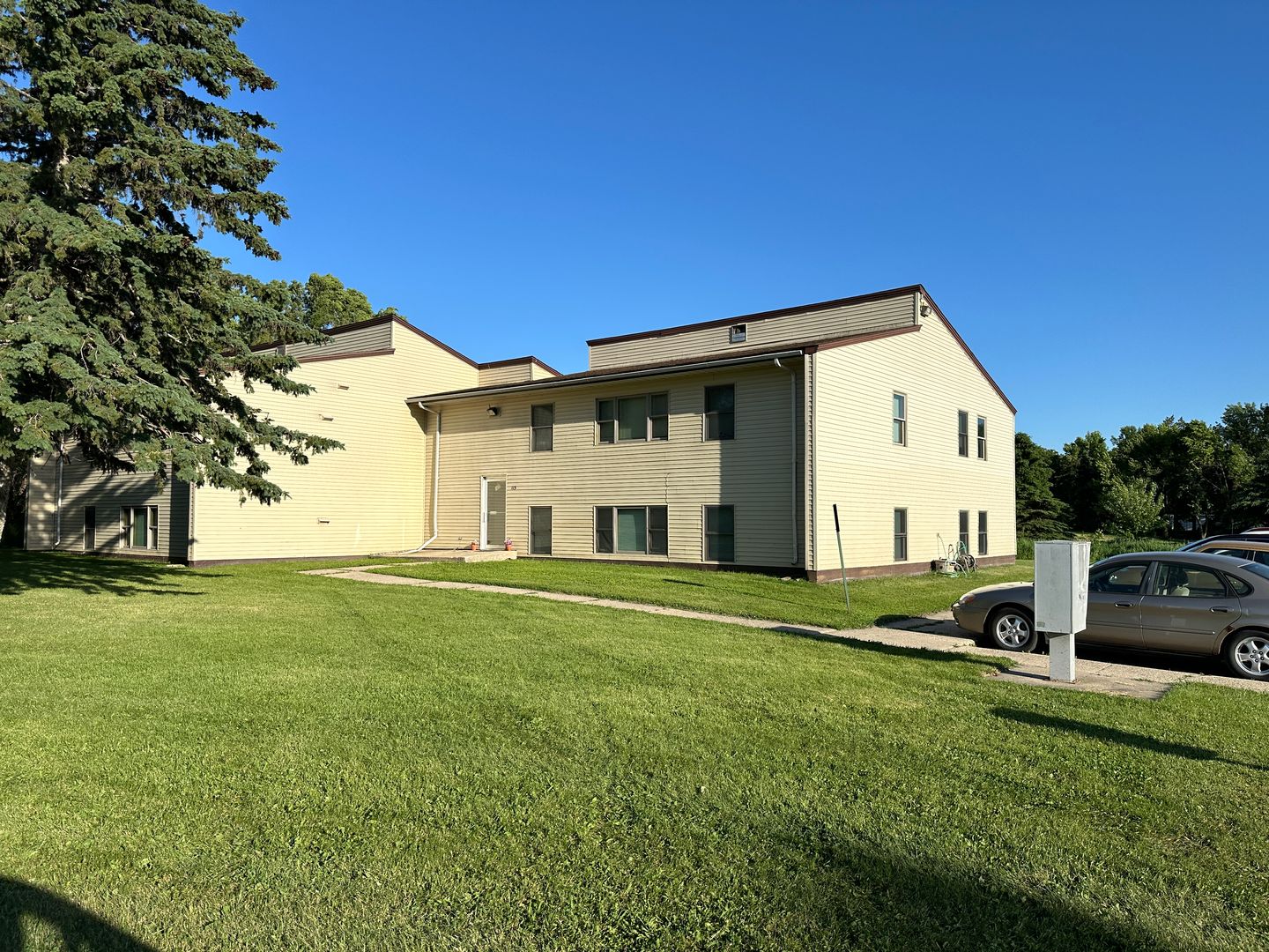 Lisbon Apartment: 107 Brown Ave