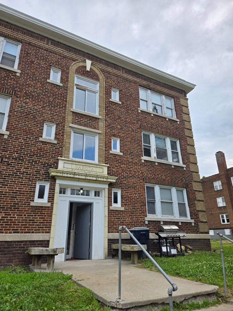 Kansas City Apartment: 131 Lawn Ave