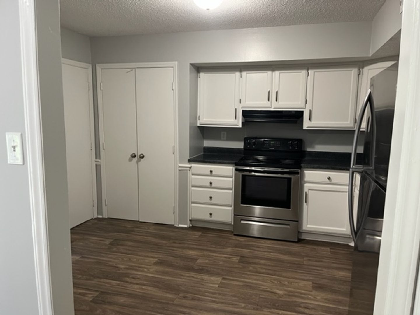 Cary Apartment: Rainbow Court