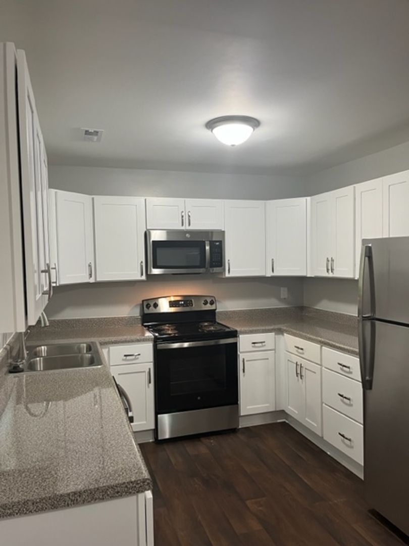 Cary Apartment: Rainbow Court