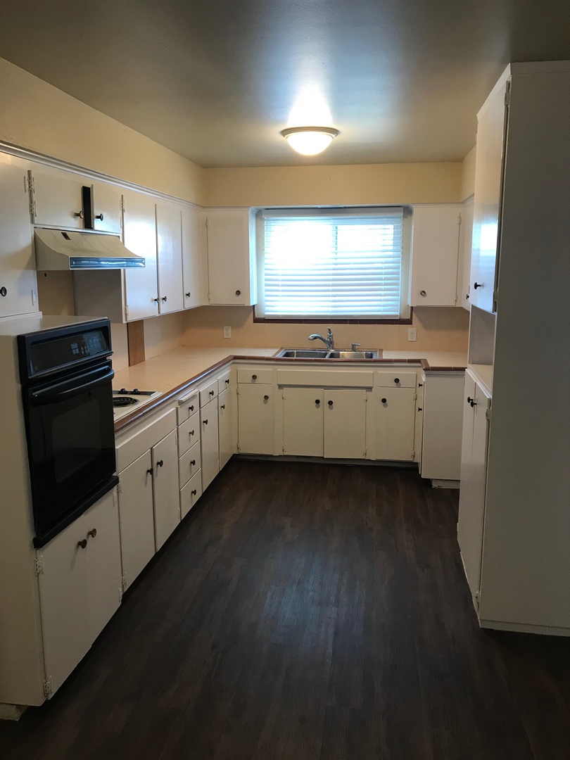 Clovis House: 445 W San Gabriel Ave