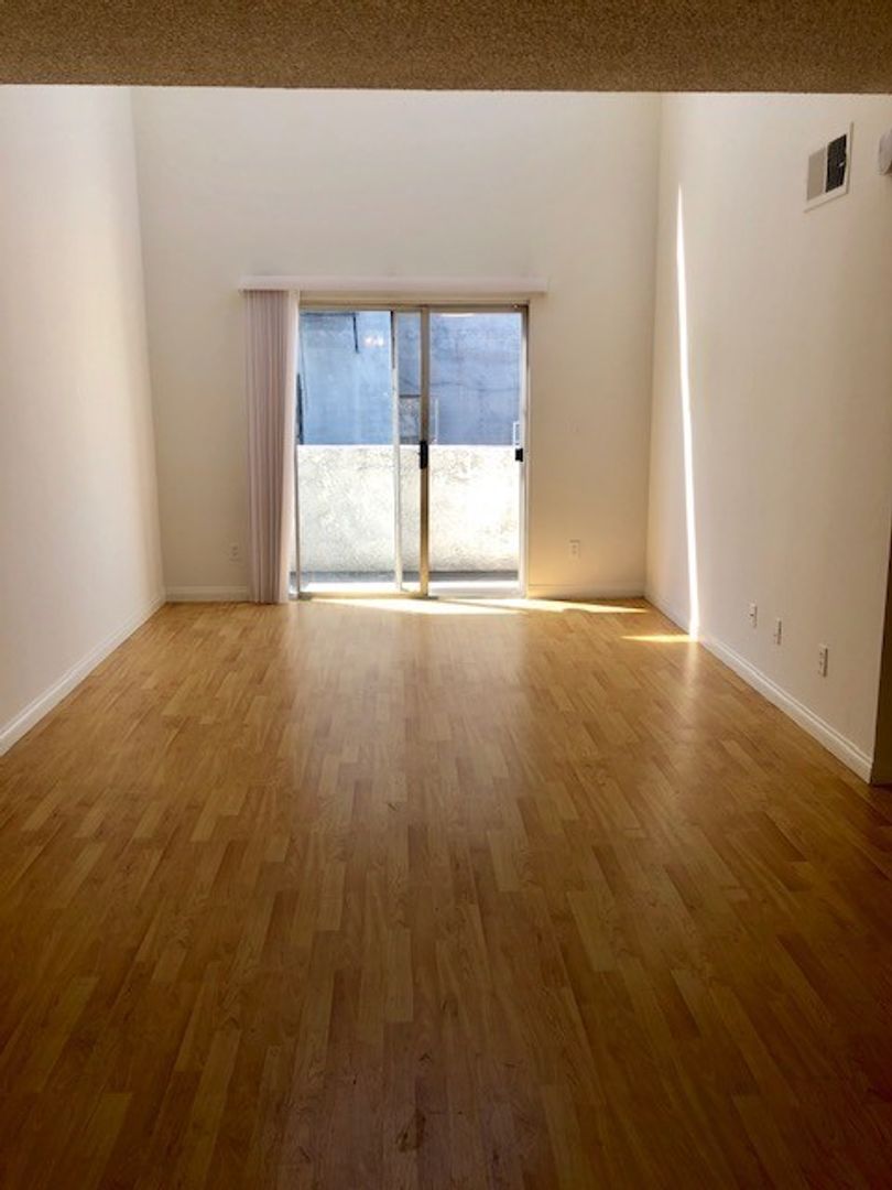 Los Angeles Apartment: 400 S. Harvard Blvd.