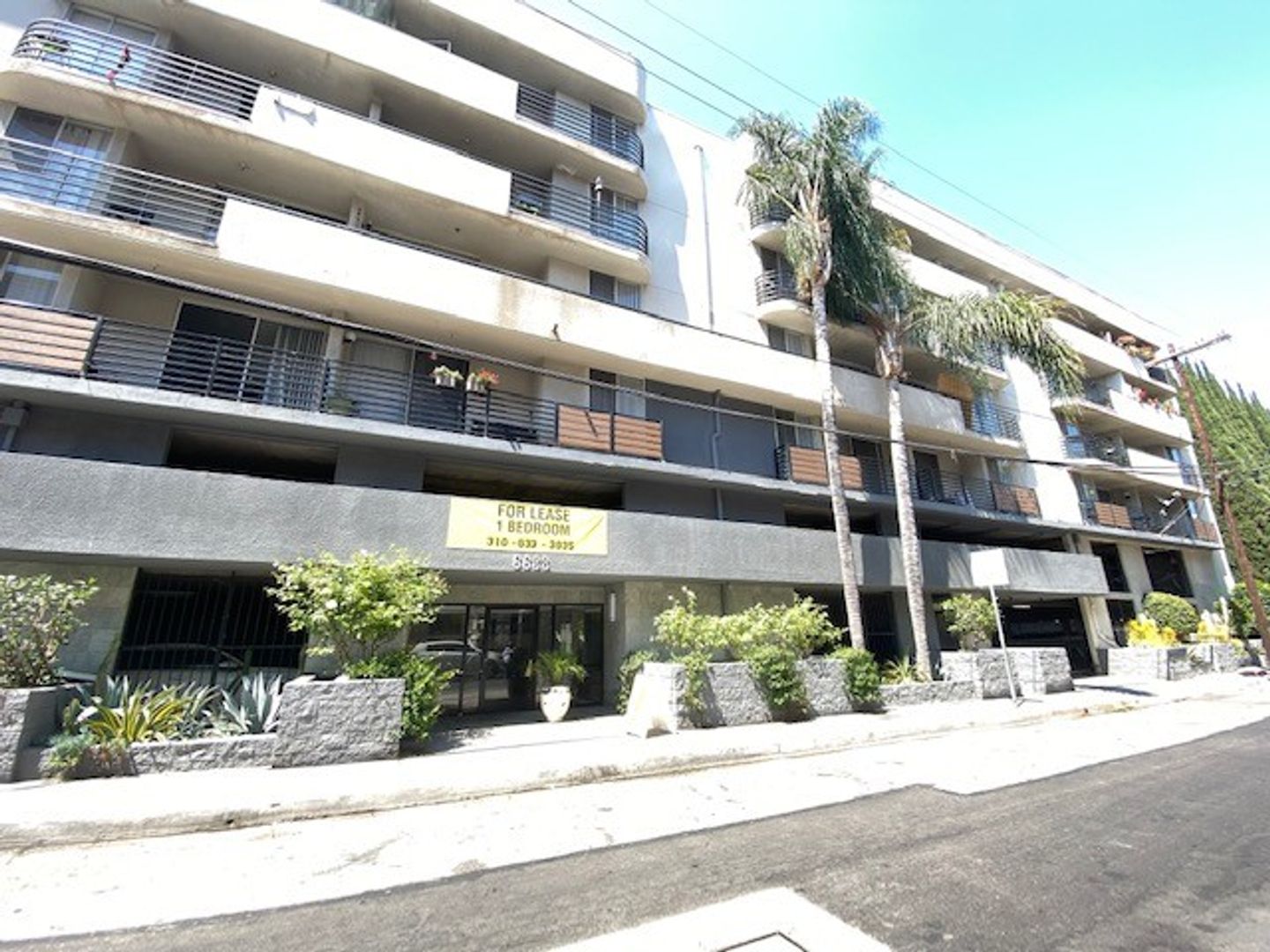 Los Angeles Apartment: 6633 Yucca St.