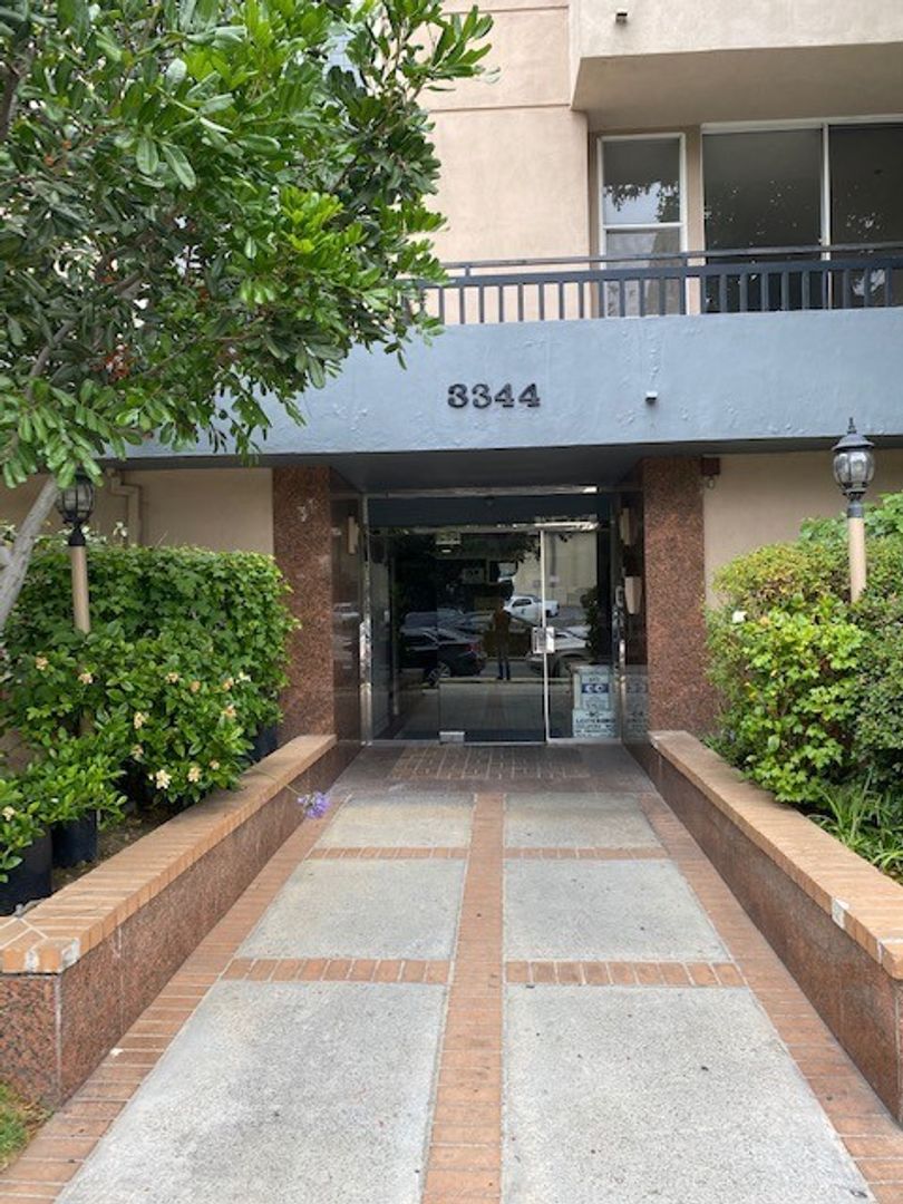 Los Angeles Apartment: 3344 castle heights ave.