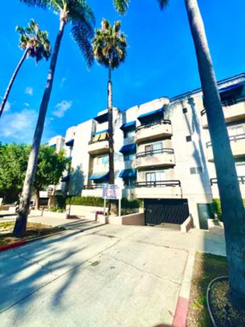 Los Angeles Apartment: 515 S. Harvard Blvd.