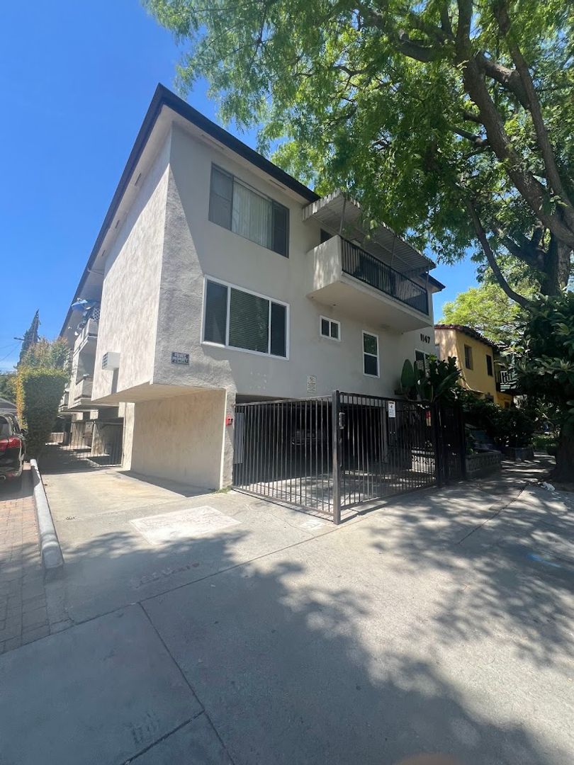 West Hollywood Apartment: 1147 N. Vista St