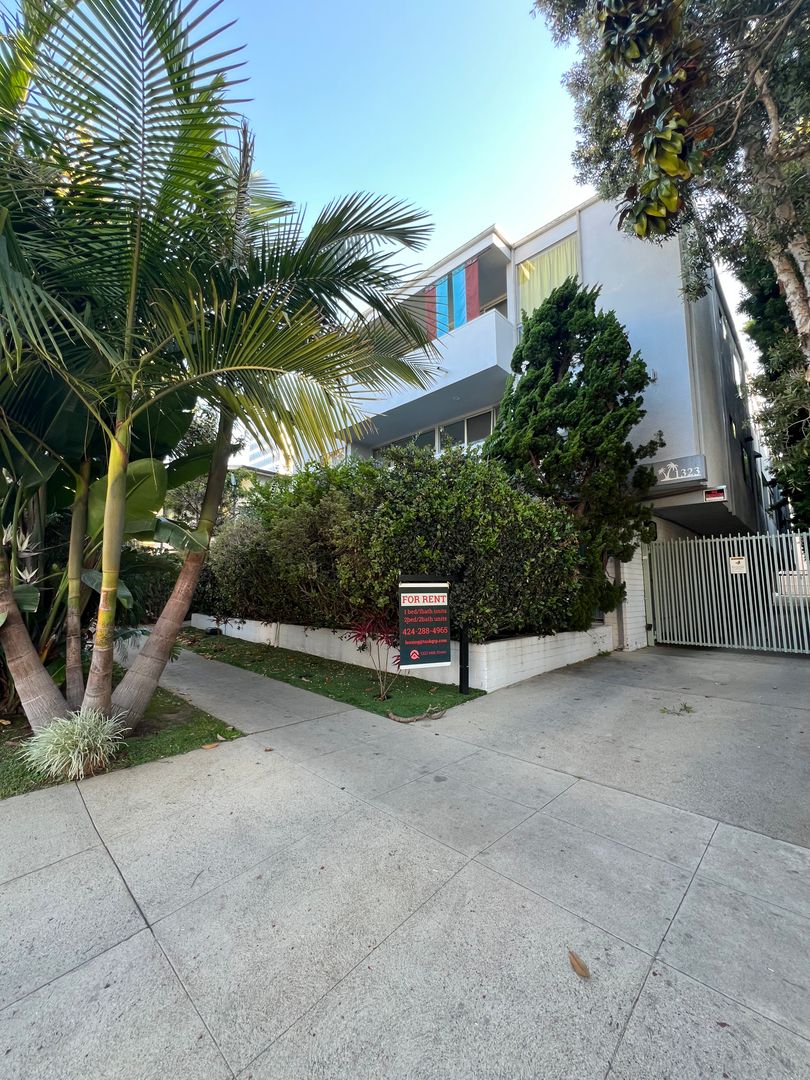 Santa Monica Apartment: 1323 14th St.