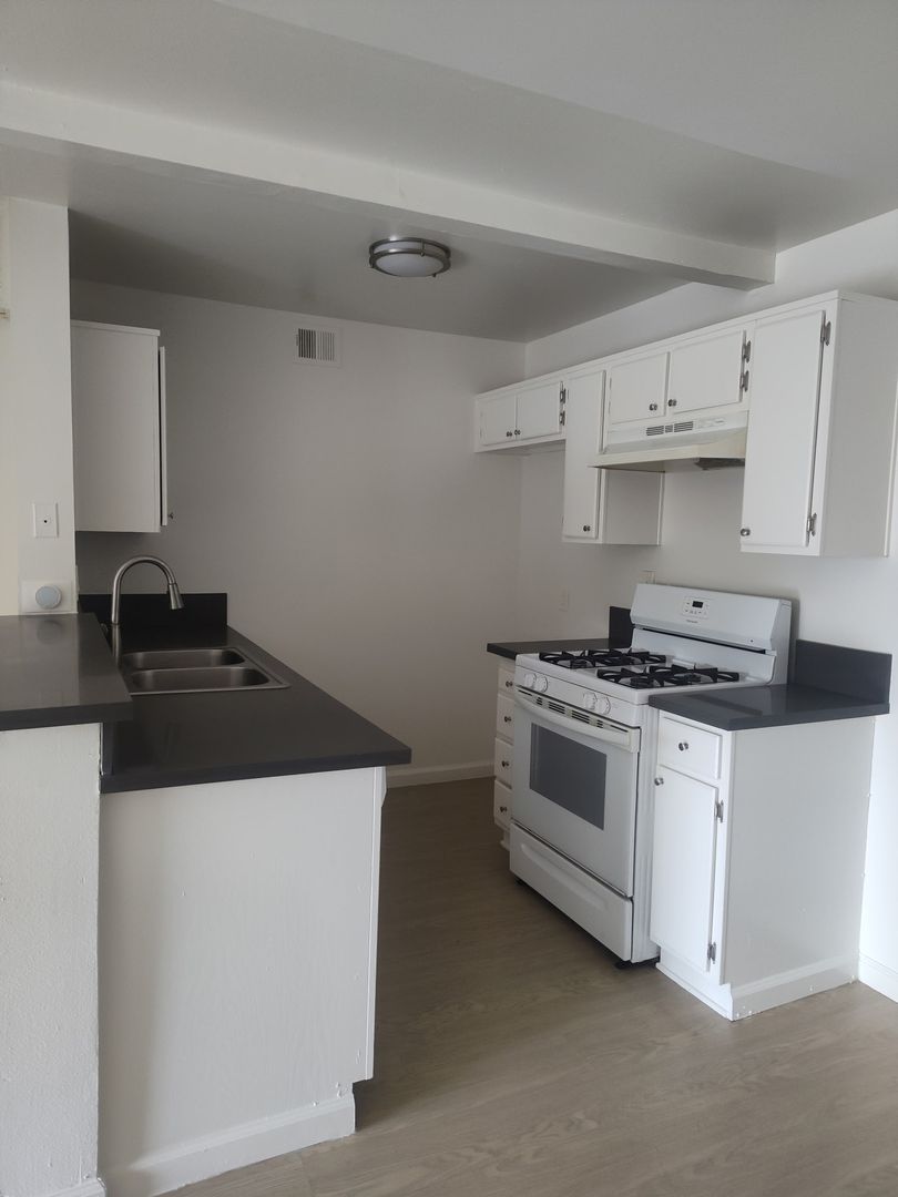 Los Angeles Apartment: 515 S. Harvard Blvd.