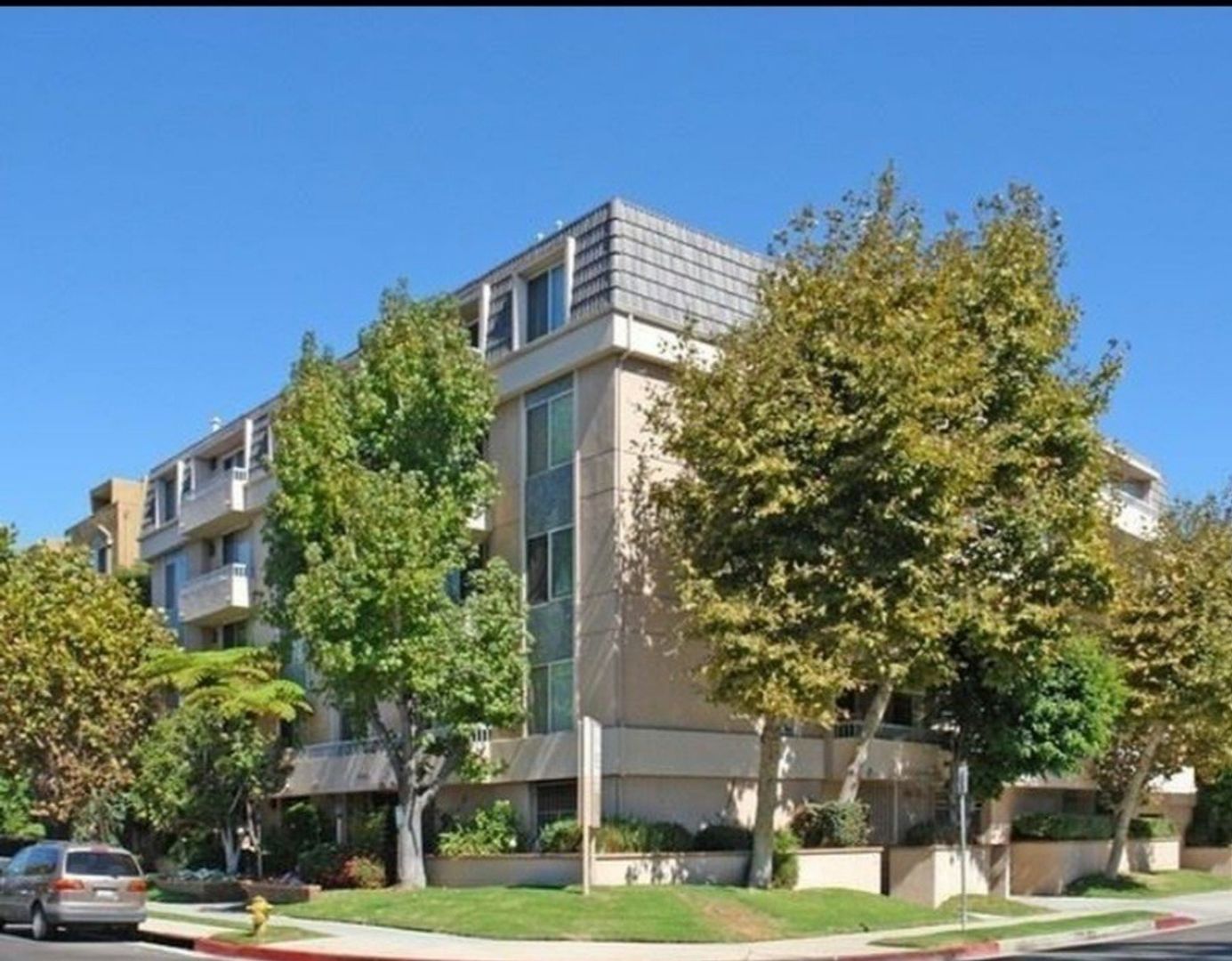 Los Angeles Apartment: 3344 castle heights ave.