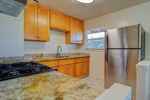 PRE-LEASING: Completely Remodeled 1-BD Unit, Ground Floor, SS appliances, Hardwood throughout