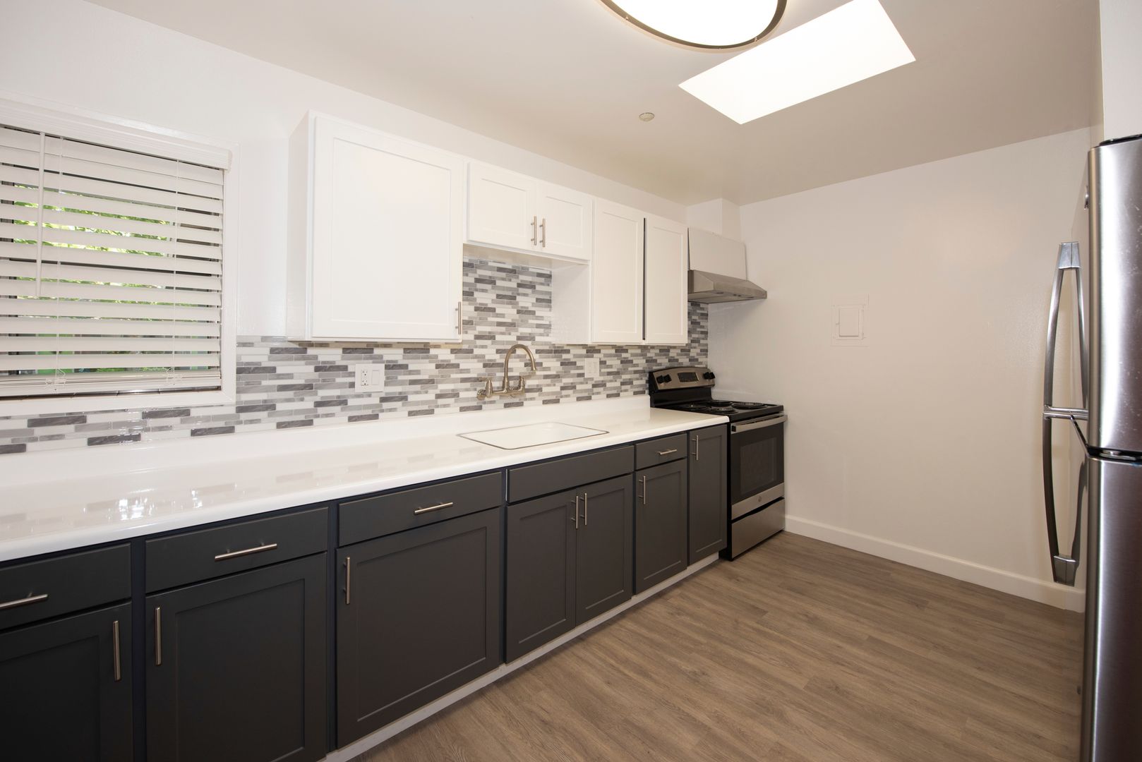 Mountain View Apartment: 2001-2005 Colony Street