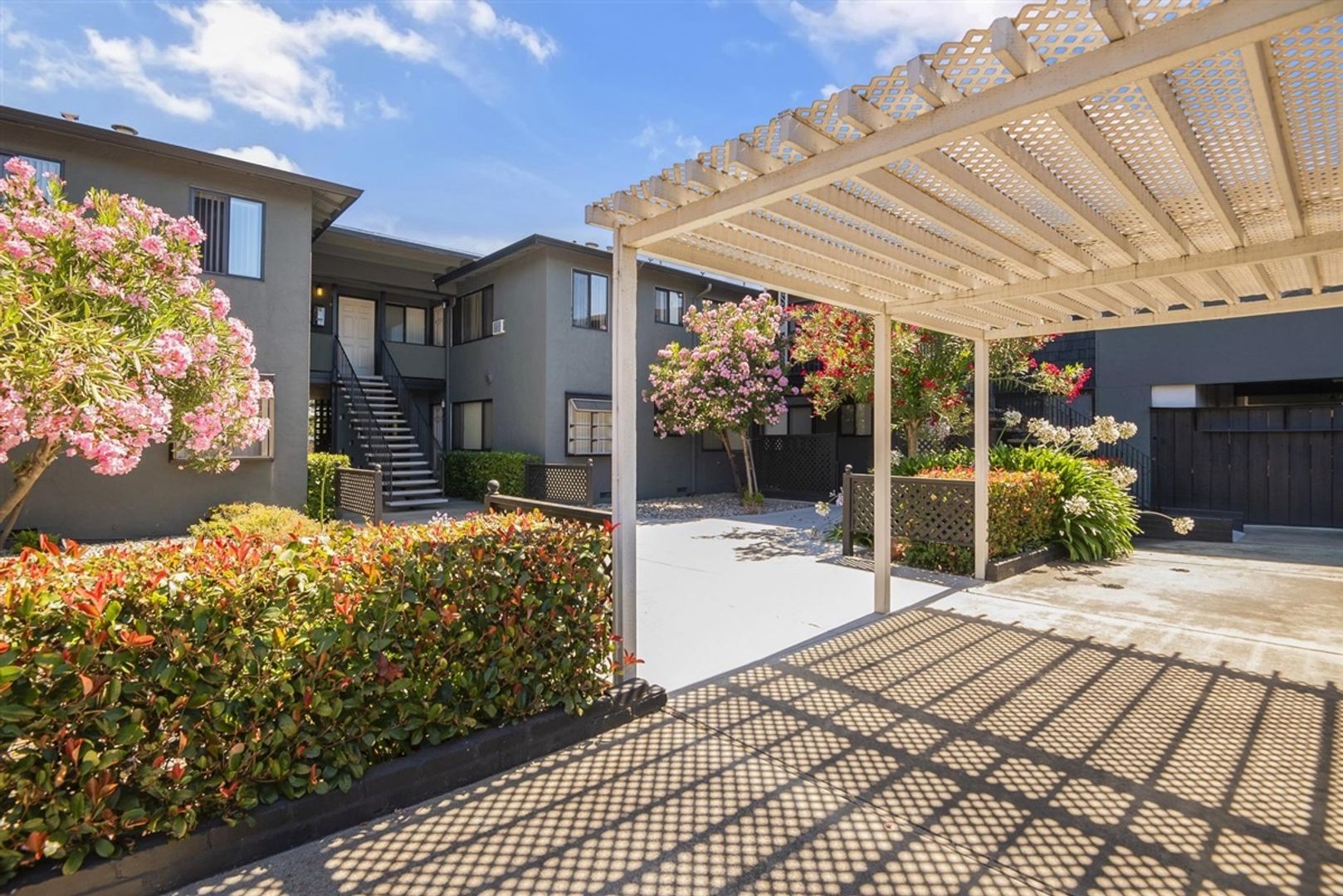 Mountain View Apartment: 1945 & 1951 Latham Street