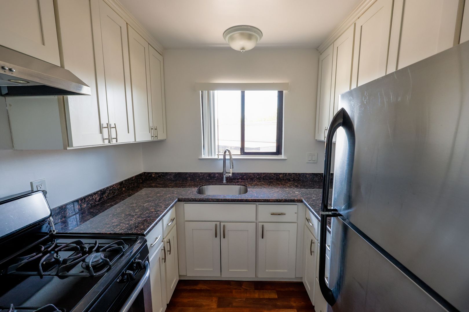 Mountain View Apartment: 1945 & 1951 Latham Street