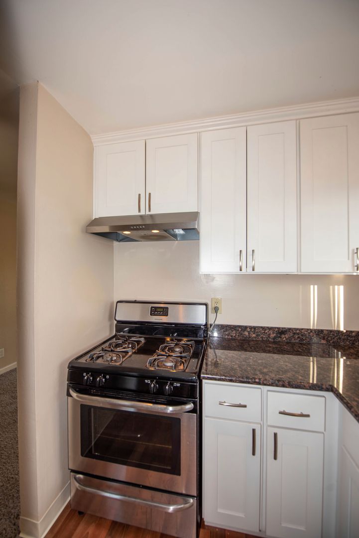 Mountain View Apartment: 1945 & 1951 Latham Street