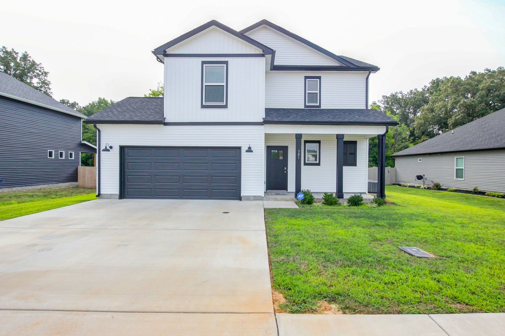 Clarksville House: 381 Galway Dr