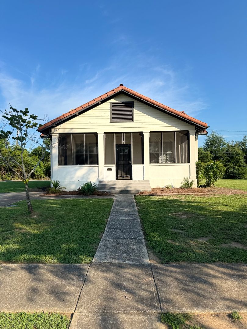 Anniston House: 252 Drennen Drive