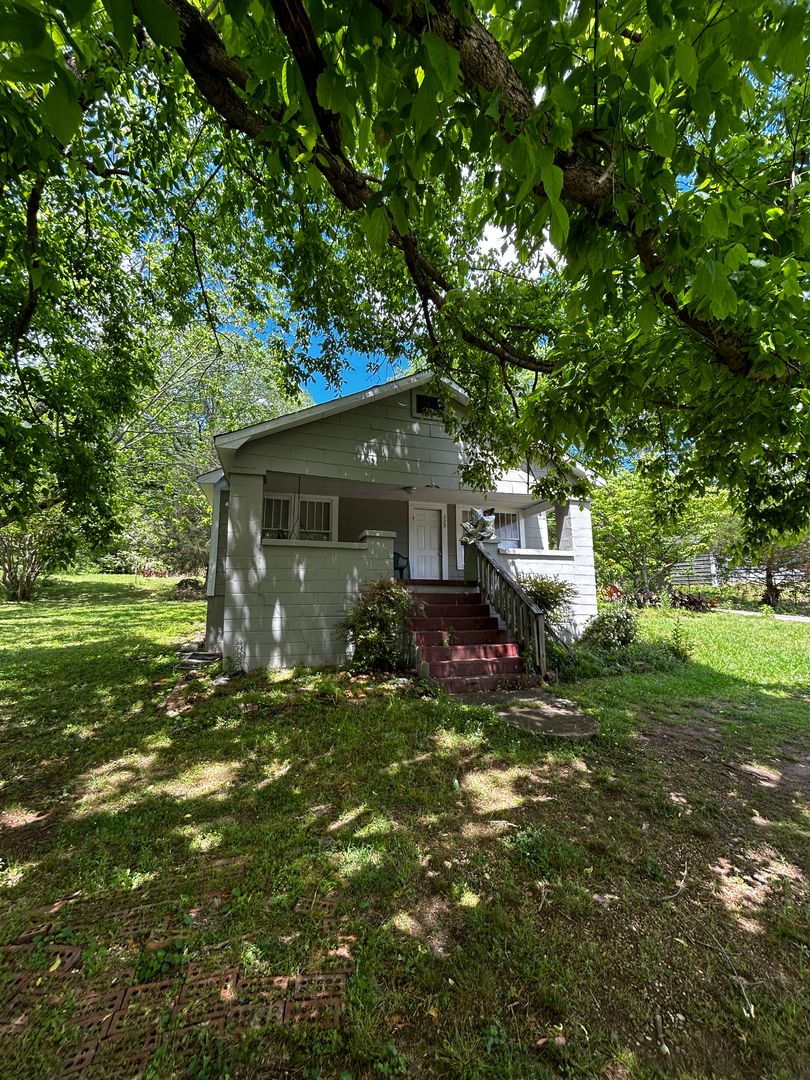 Anniston House: 229 East 54th St