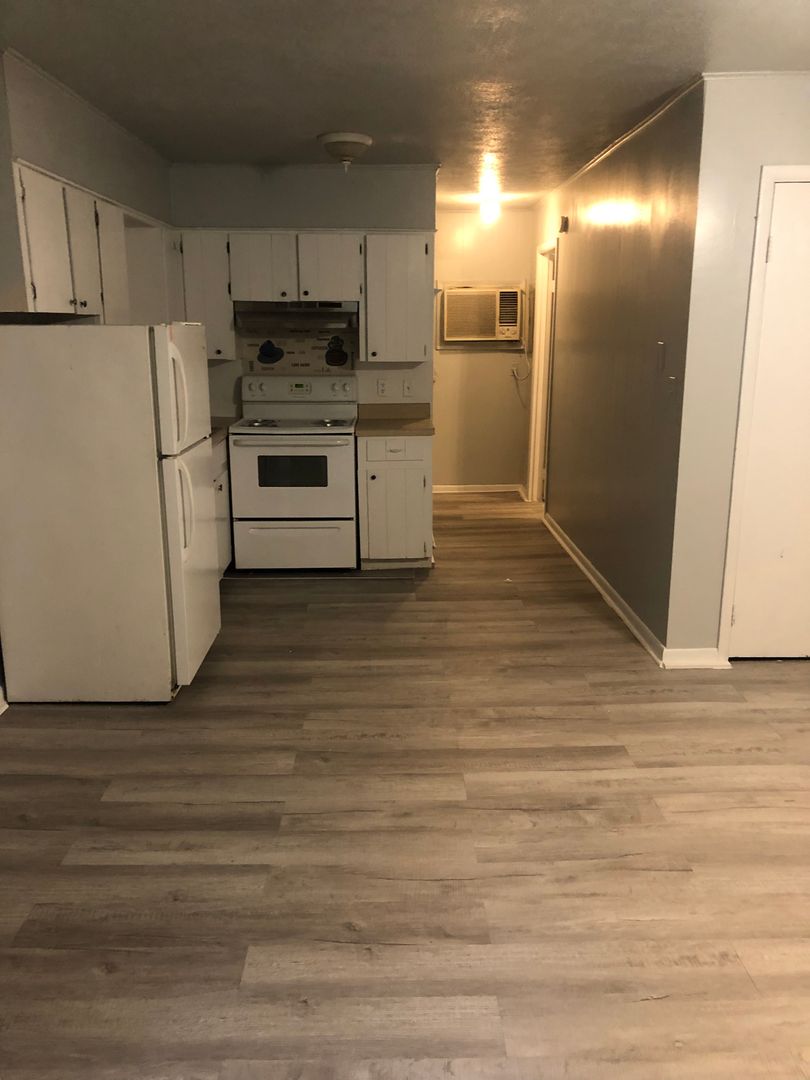 Weaver Apartment: 608 Connemara Place