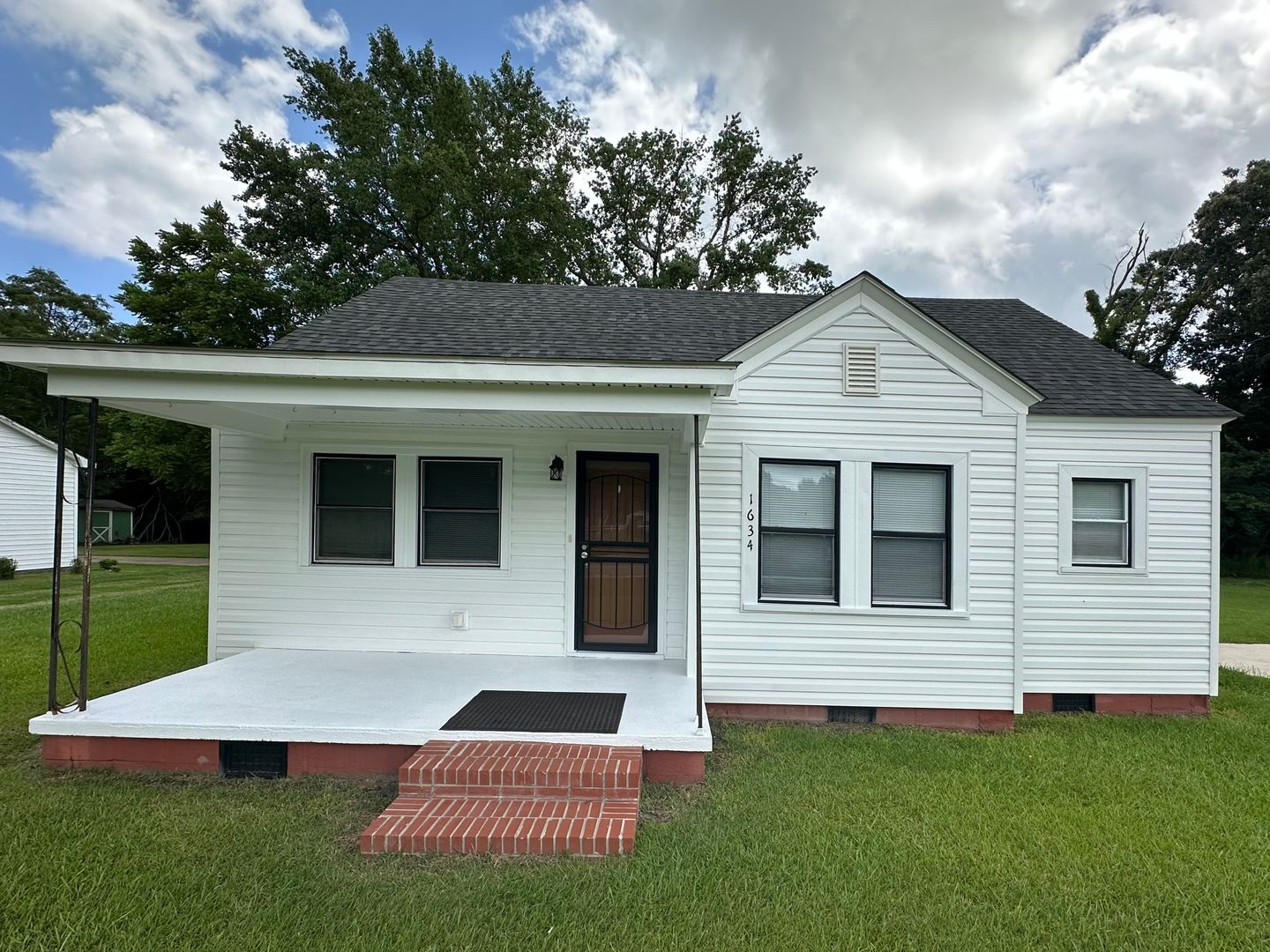 Elizabeth City House: 1634 Peartree Rd