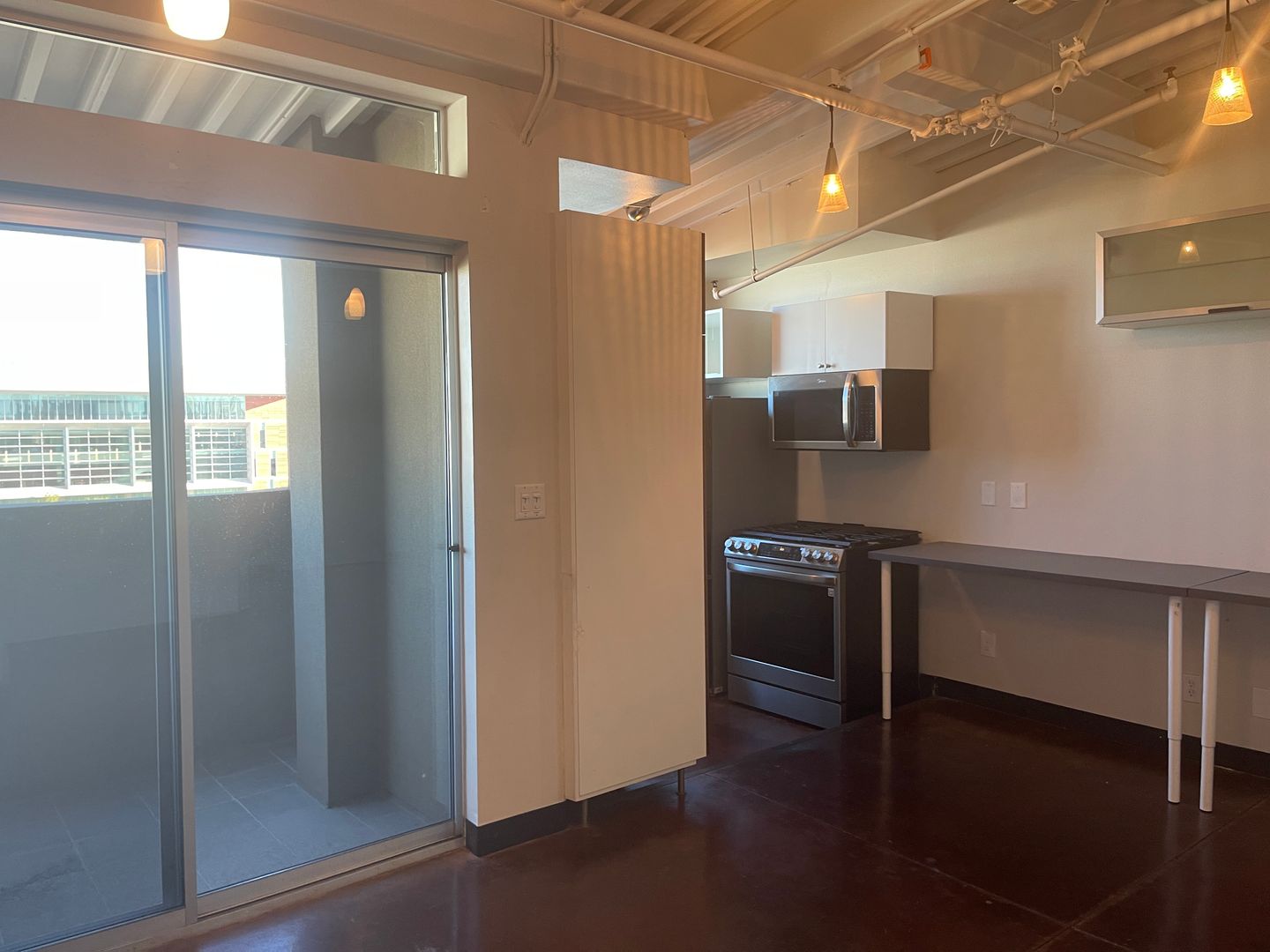 Trendy Loft Living Near The Arts District!