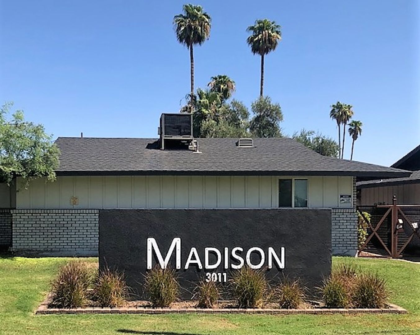 1 bedroom, 1 bath with enclosed backyard 