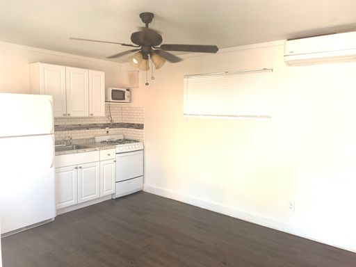 STUDIO APARTMENT WITH ALL UTILITIES INCLUDED + UP TO $900 IMMEDIATE MOVE-IN SPECIAL! – photo 1