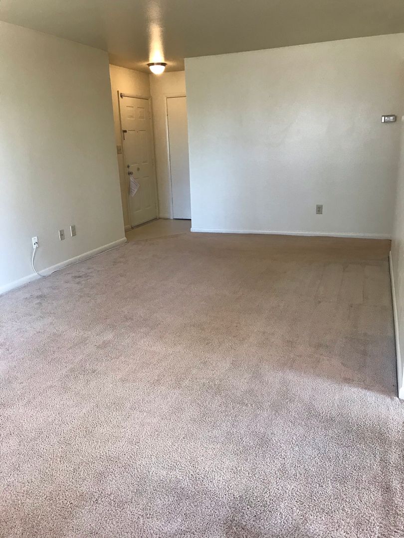 Newport News Townhome: 3900 Woodbridge Drive