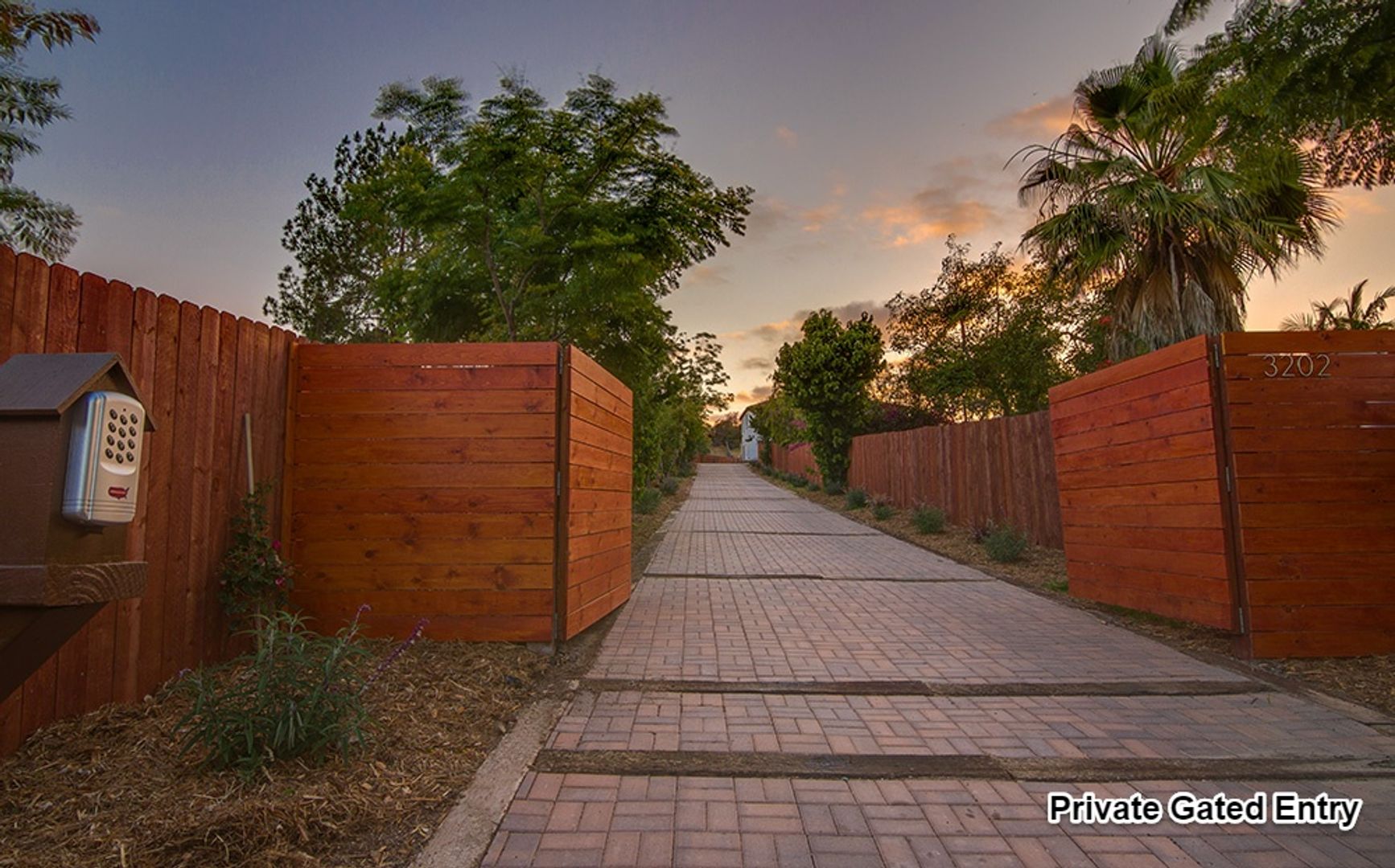 Spring Valley Townhome: 3202 S Barcelona St