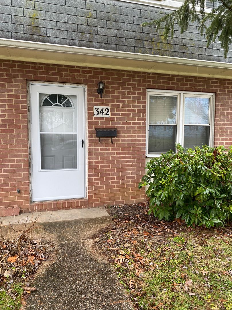 Aberdeen Townhome: 342 Center Deen Avenue