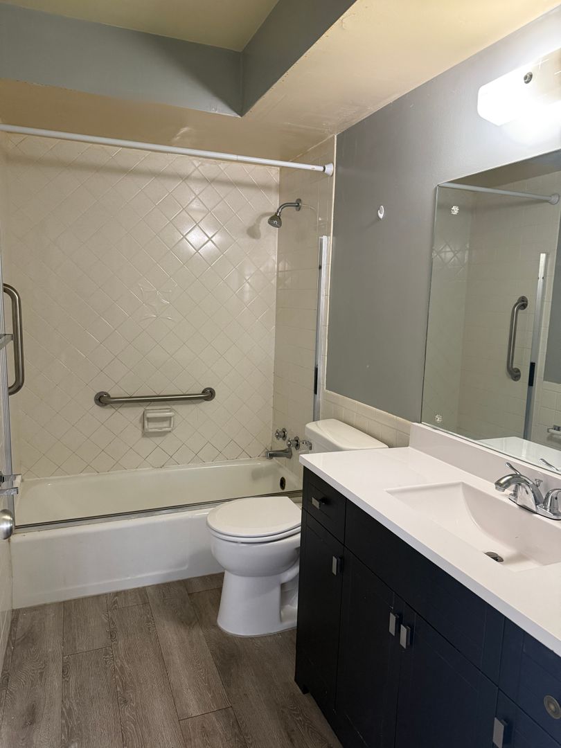 Moline Apartment: 1736 9th Ave