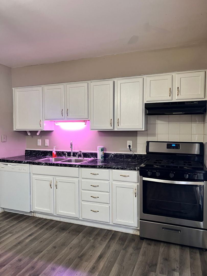 east moline Apartment: 921 Avenue of The Cities