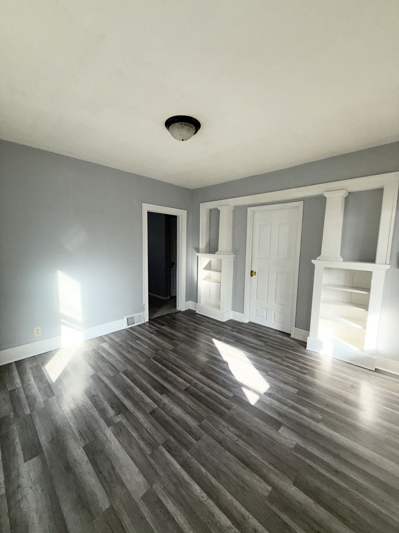 East Moline Apartment: 1409 - 1409 1/2 18th Ave