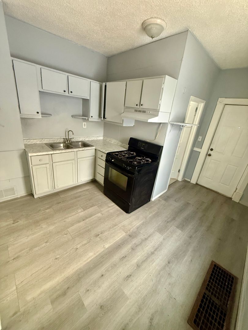 Davenport Apartment: 1627-1629 W 8th Street