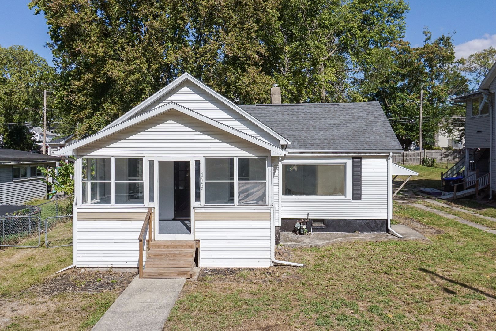 Bloomington House: 809 W Monroe