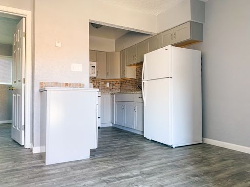 Beautifully remodeled unit!! – photo 1