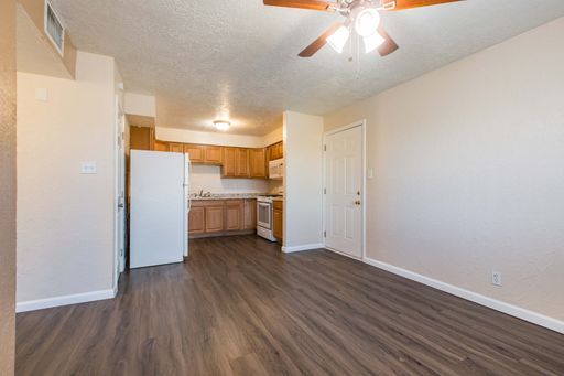Beautiful 2 bed/1 bath – photo 1