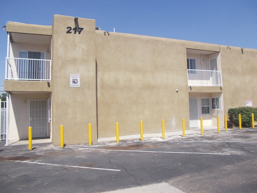 Spacious 3-bedroom with an Open floor plan and natural light – photo 1