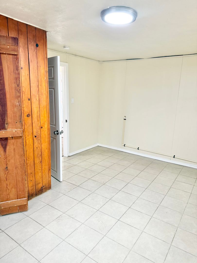 Albuquerque House: 310 Charleston St SE