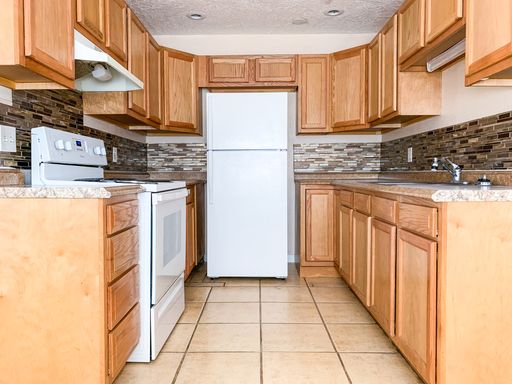 Newly Renovated 2 Bedrooms, All Utilities Inclueded!! – photo 1