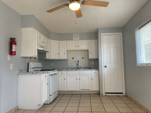 3 Bedroom/1 Bathroom! Half off first month rent! – photo 1
