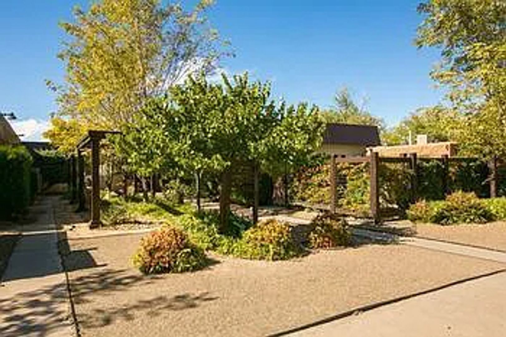 Albuquerque Apartment: 533 Valencia Dr SE