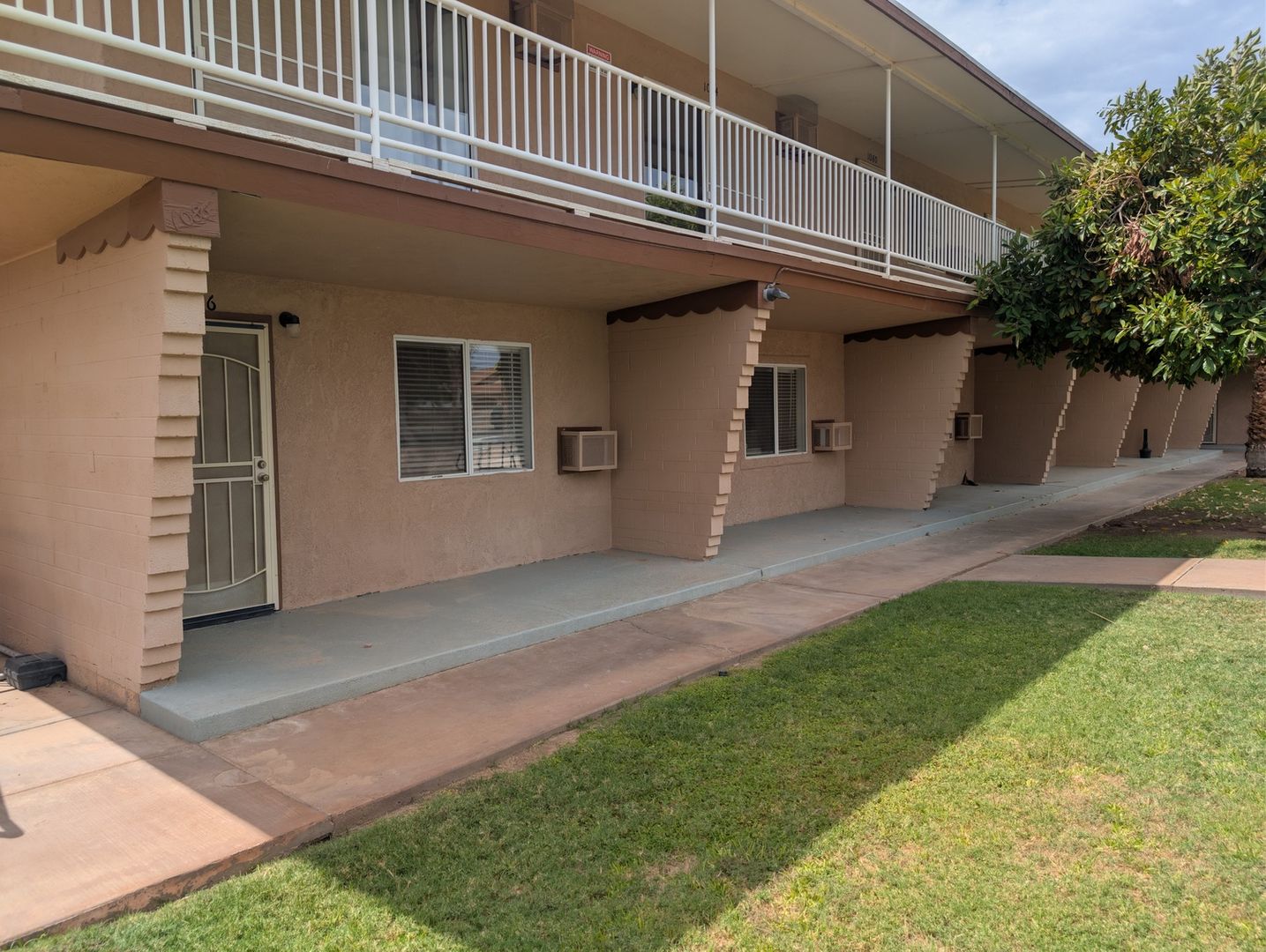 Yuma Apartment: 1056 S 10th Ave